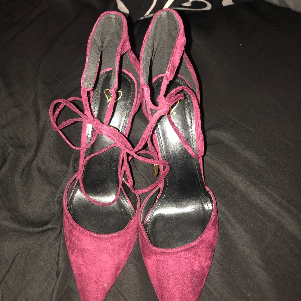 Burgundy close toed heels